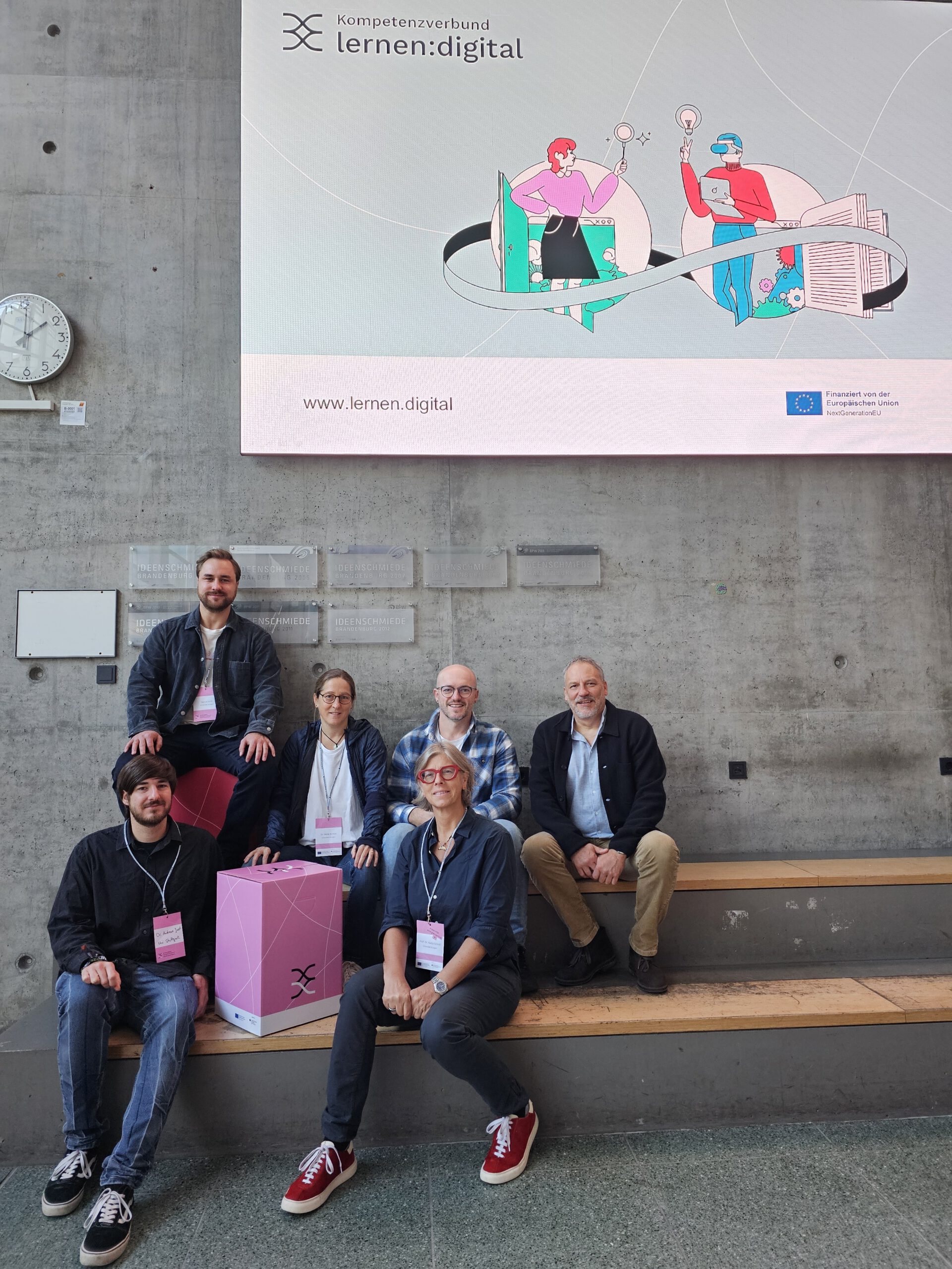 Gruppenbild (mit Lernen Digital Schild) Lernen Digital Messe